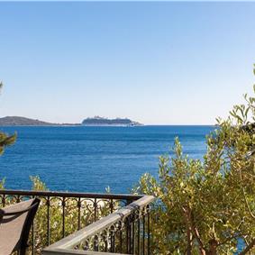 6 Bedroom Waterfront Villa with Pool in Uvala Ljubljeva near Trogir, Sleeps 12-13